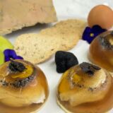 L’oeuf poché en gelée truffée sur sa royale de Foie gras